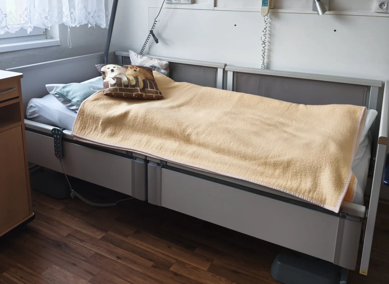 Ustlané lůžko UltraLow v nízké poloze v pokoji DOZP Horní Bříza