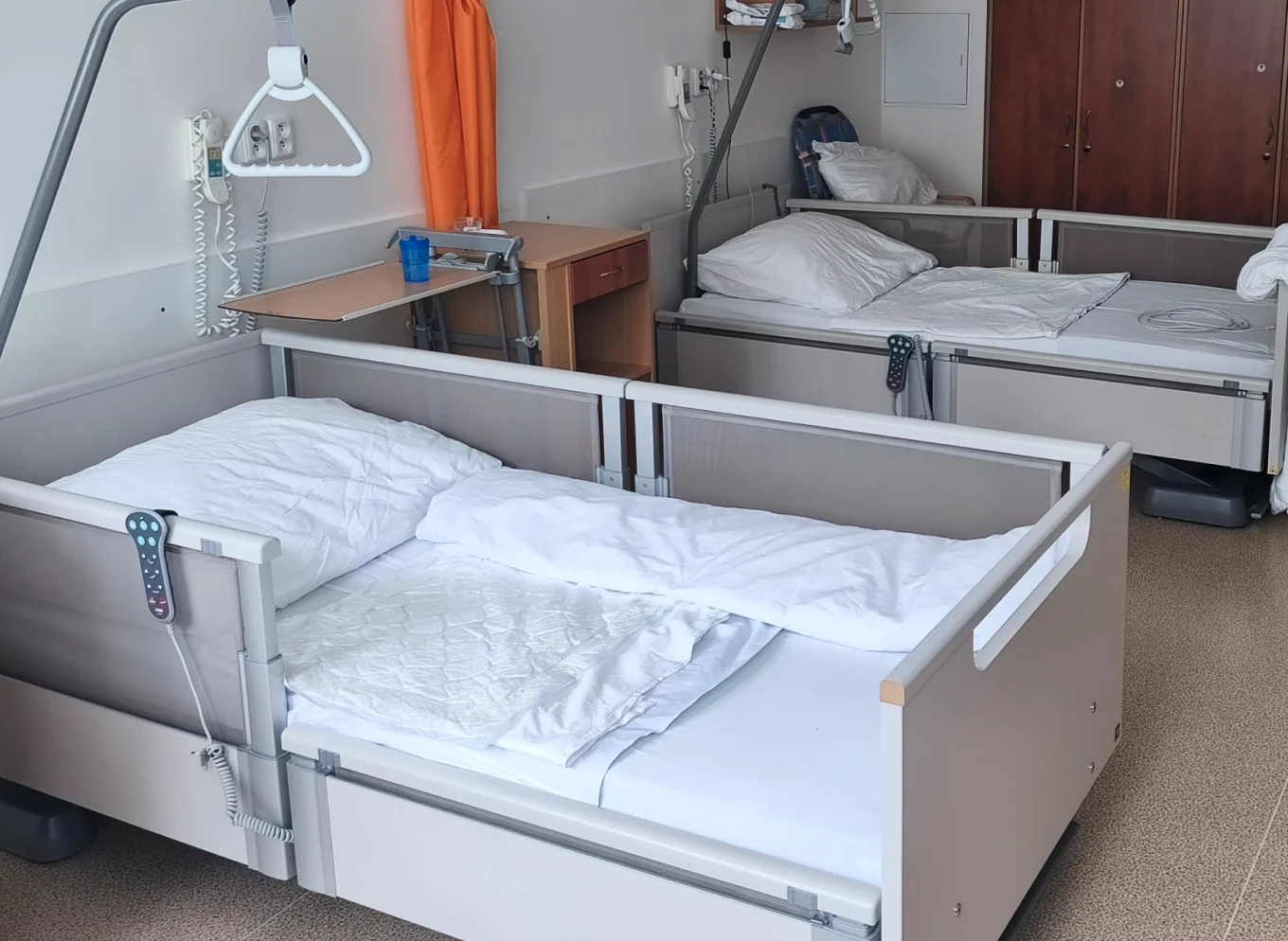 Lůžko UltraLow s postranicemi Unique v pokoji DOZP Horní Bříza